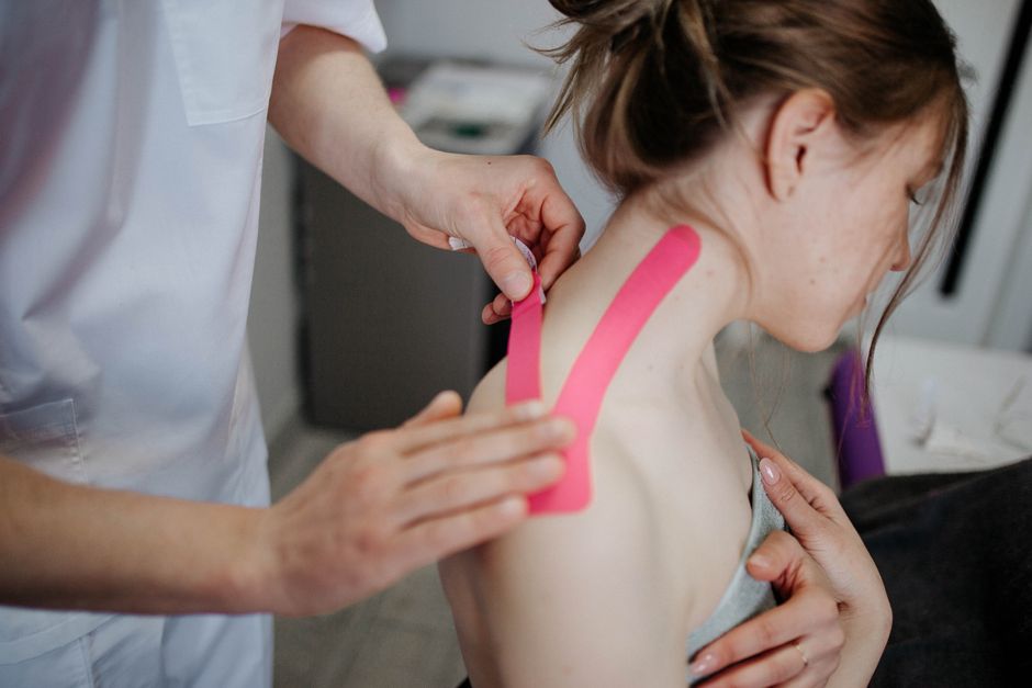 Fizioterapeut profesionist într-o clinică modernă de fizioterapie